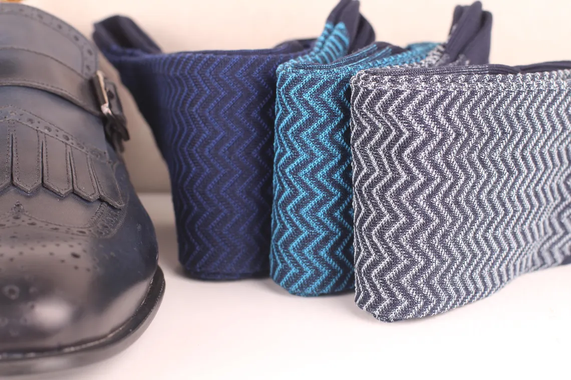 men wearing navy blue ribbed dress socks with leather shoes.luxury navy blue ribbed socks for men Viccel