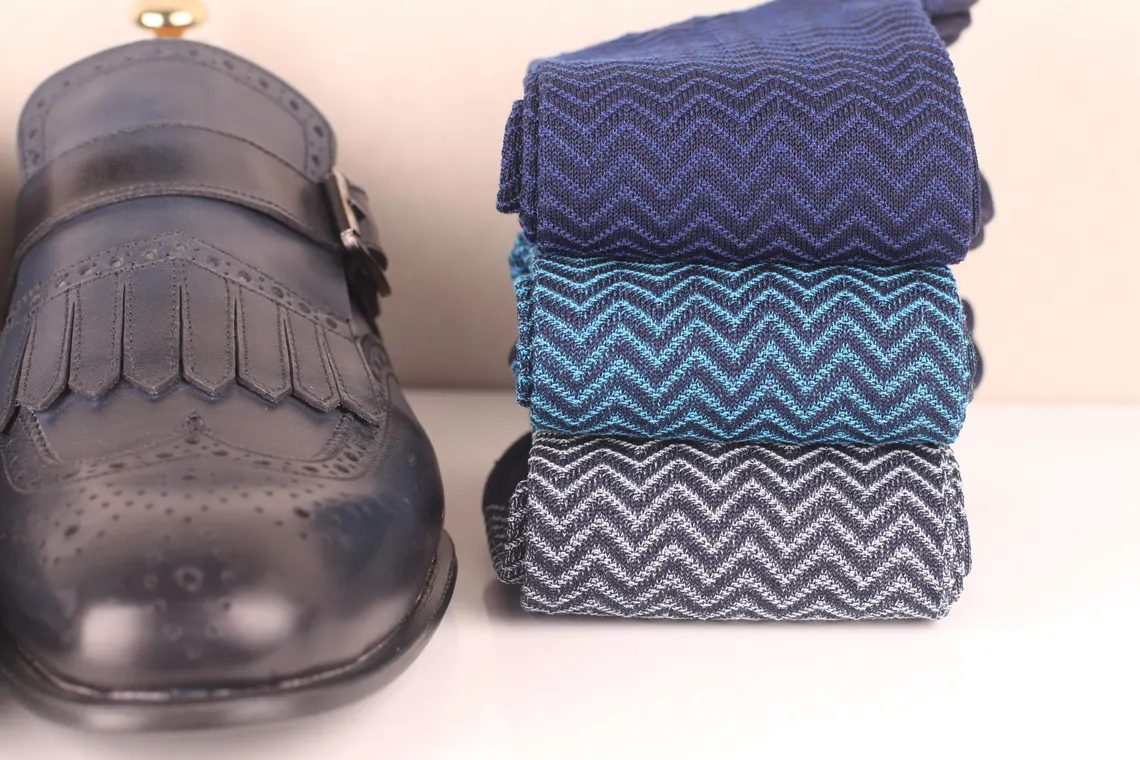 elegant navy blue ribbed socks for men formal outfit style.luxury navy blue ribbed socks for men Viccel